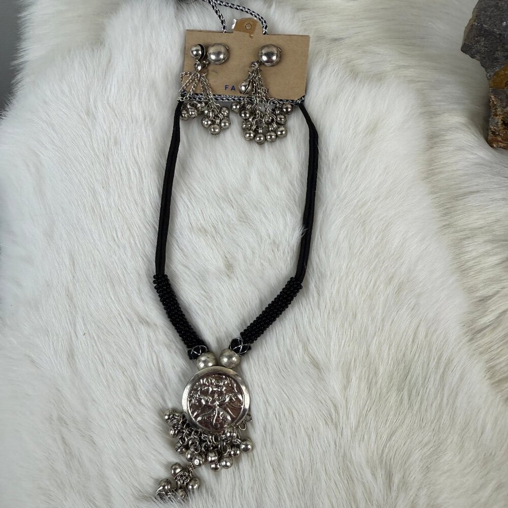 Set Black Seed Bead & Silver Tone Bell Jewelry Set Necklace & Earring - Picture 1 of 5